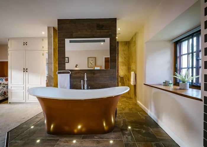 Grade 2 Listed 2 Bedroom Pet Friendly - Parking - Hot Tub - Very Quiet *