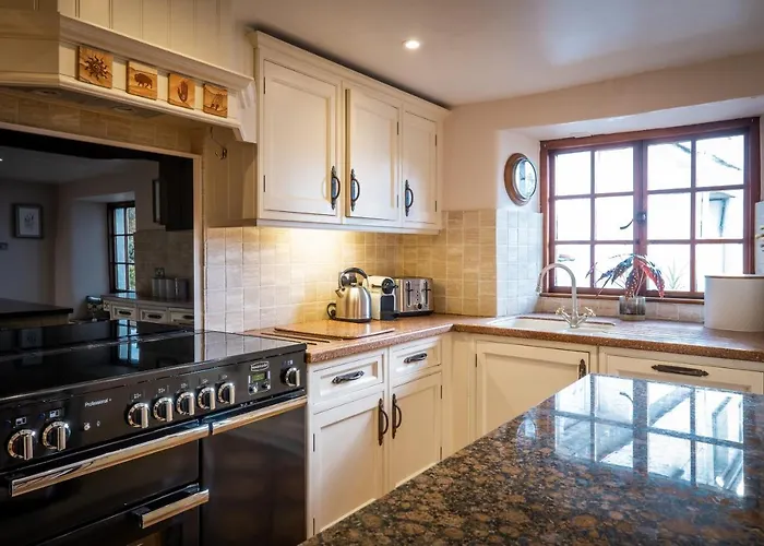 Grade 2 Listed 2 Bedroom Pet Friendly - Parking - Hot Tub - Very Quiet 鲍内斯温德米尔