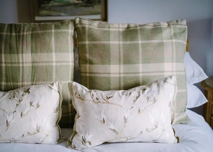 Grade 2 Listed 2 Bedroom Pet Friendly - Parking - Hot Tub - Very Quiet