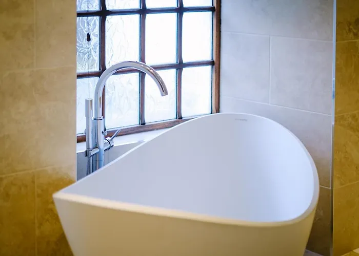 度假居 Grade 2 Listed 2 Bedroom Pet Friendly - Parking - Hot Tub - Very Quiet *