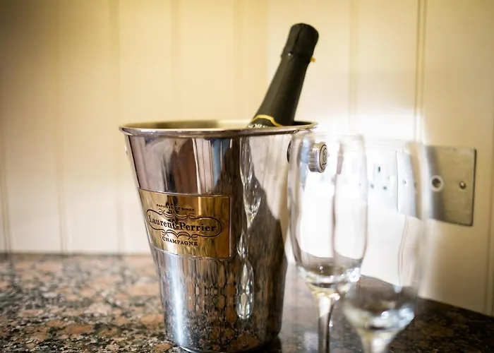 Grade 2 Listed 2 Bedroom Pet Friendly - Parking - Hot Tub - Very Quiet 度假居