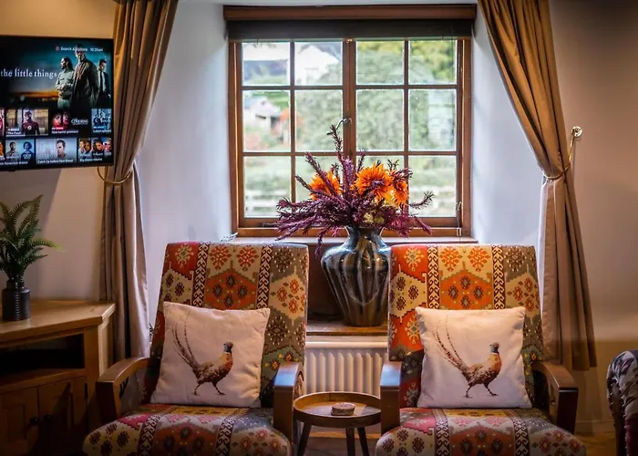 Grade 2 Listed 2 Bedroom Pet Friendly - Parking - Hot Tub - Very Quiet