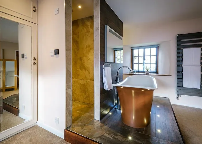 Grade 2 Listed 2 Bedroom Pet Friendly - Parking - Hot Tub - Very Quiet *