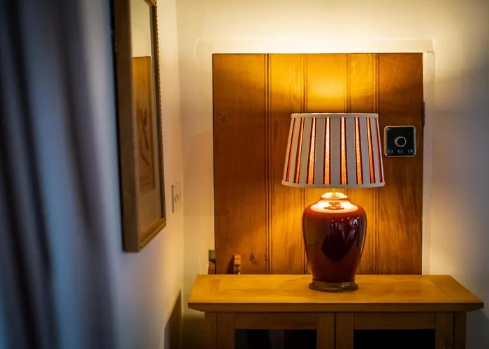 Grade 2 Listed 2 Bedroom Pet Friendly - Parking - Hot Tub - Very Quiet