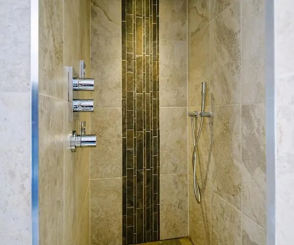 Grade 2 Listed 2 Bedroom Pet Friendly - Parking - Hot Tub - Very Quiet 度假居