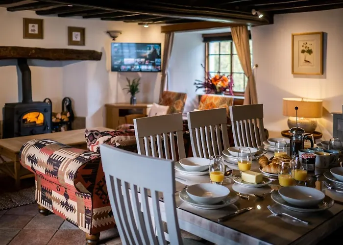 Grade 2 Listed 2 Bedroom Pet Friendly - Parking - Hot Tub - Very Quiet 度假居