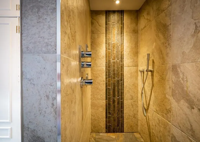 Grade 2 Listed 2 Bedroom Pet Friendly - Parking - Hot Tub - Very Quiet 度假居 鲍内斯温德米尔