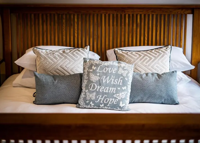 Grade 2 Listed 2 Bedroom Pet Friendly - Parking - Hot Tub - Very Quiet 度假居 鲍内斯温德米尔