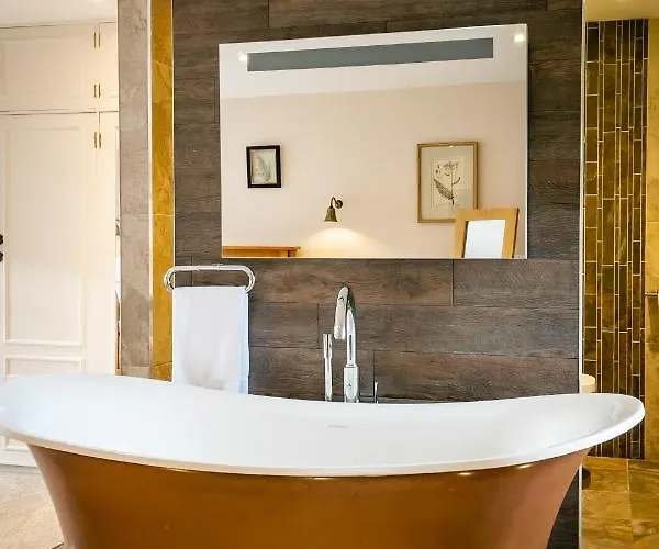 Grade 2 Listed 2 Bedroom Pet Friendly - Parking - Hot Tub - Very Quiet 度假居 *