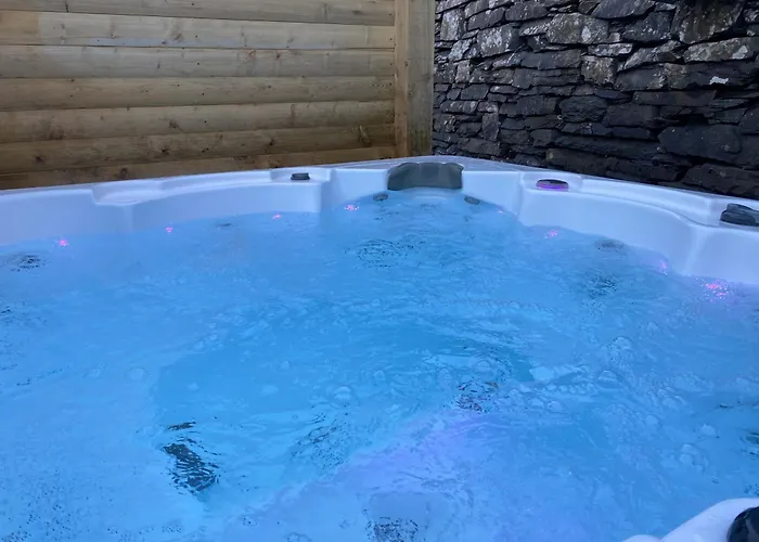 Grade 2 Listed 2 Bedroom Pet Friendly - Parking - Hot Tub - Very Quiet 度假居