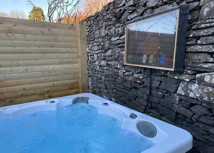 Grade 2 Listed 2 Bedroom Pet Friendly - Parking - Hot Tub - Very Quiet 度假居