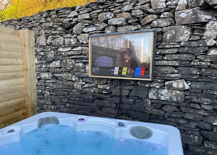 Grade 2 Listed 2 Bedroom Pet Friendly - Parking - Hot Tub - Very Quiet