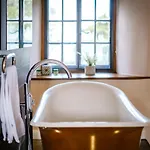 Grade 2 Listed 2 Bedroom Pet Friendly - Parking - Hot Tub - Very Quiet Tatil Evi *