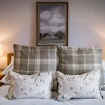 Grade 2 Listed 2 Bedroom Pet Friendly - Parking - Hot Tub - Very Quiet Bowness-on-Windermere