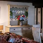 Grade 2 Listed 2 Bedroom Pet Friendly - Parking - Hot Tub - Very Quiet Tatil Evi