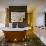 Grade 2 Listed 2 Bedroom Pet Friendly - Parking - Hot Tub - Very Quiet *