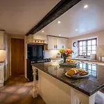 Tatil Evi Grade 2 Listed 2 Bedroom Pet Friendly - Parking - Hot Tub - Very Quiet Bowness-on-Windermere