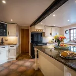 Grade 2 Listed 2 Bedroom Pet Friendly - Parking - Hot Tub - Very Quiet Tatil Evi