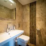Grade 2 Listed 2 Bedroom Pet Friendly - Parking - Hot Tub - Very Quiet * Bowness-on-Windermere