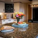 Tatil Evi Grade 2 Listed 2 Bedroom Pet Friendly - Parking - Hot Tub - Very Quiet Bowness-on-Windermere