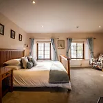 Grade 2 Listed 2 Bedroom Pet Friendly - Parking - Hot Tub - Very Quiet Tatil Evi Bowness-on-Windermere