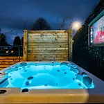 Grade 2 Listed 2 Bedroom Pet Friendly - Parking - Hot Tub - Very Quiet * Bowness-on-Windermere