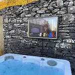 Grade 2 Listed 2 Bedroom Pet Friendly - Parking - Hot Tub - Very Quiet