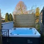 Grade 2 Listed 2 Bedroom Pet Friendly - Parking - Hot Tub - Very Quiet * Bowness-on-Windermere