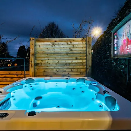Grade 2 Listed 2 Bedroom Pet Friendly - Parking - Hot Tub - Very Quiet * Bowness-on-Windermere