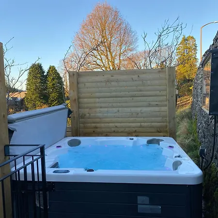 Grade 2 Listed 2 Bedroom Pet Friendly - Parking - Hot Tub - Very Quiet * Bowness-on-Windermere